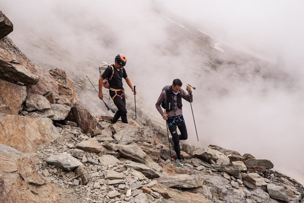 Kilian Jornet und Begleiter steigen bei nebligem Wetter ab, Teil von Kilian Jornet Alpine Connections.