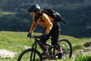 Bikerin mit Patagonia Women's Long-Sleeved Dirt Craft Bike Jersey