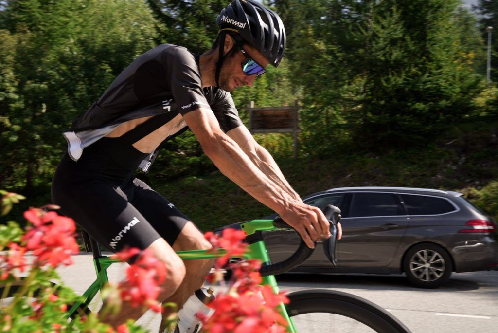 Kilian Jornet auf einem Rennrad während der Alpine Connections in den Alpen.