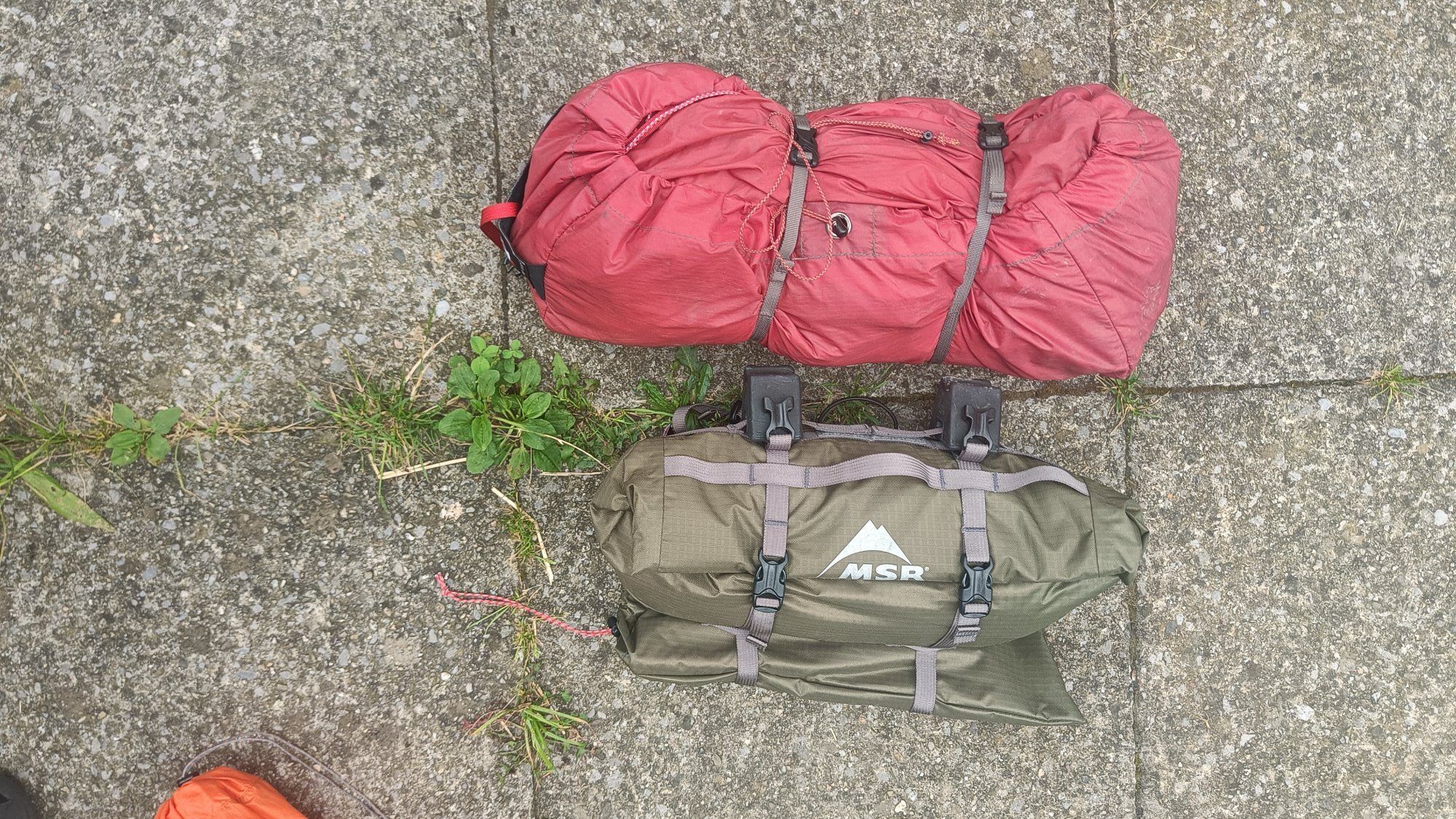 Vergleich des Packmasses vom Hubba Hubba Bikepack 2-Personen-Zelt mit dem Hubba Hubba NX 2-Personen-Zelt 