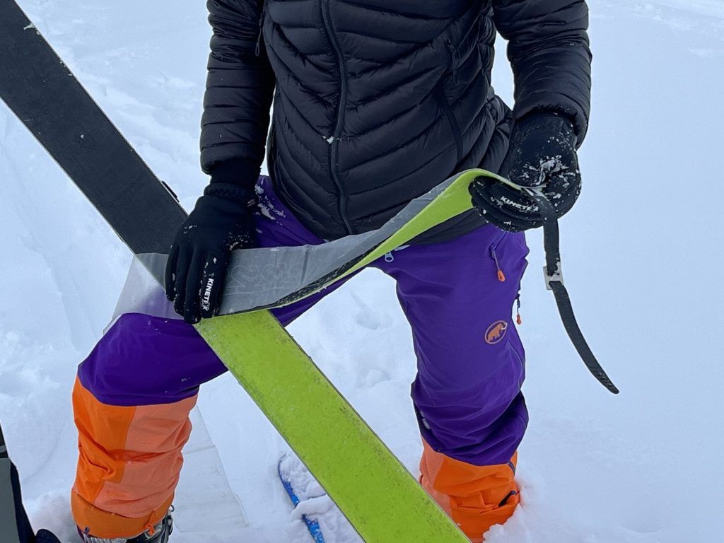 Der KinetiXx Meru im Einsatz auf Skitouren beim Abziehen der Felle