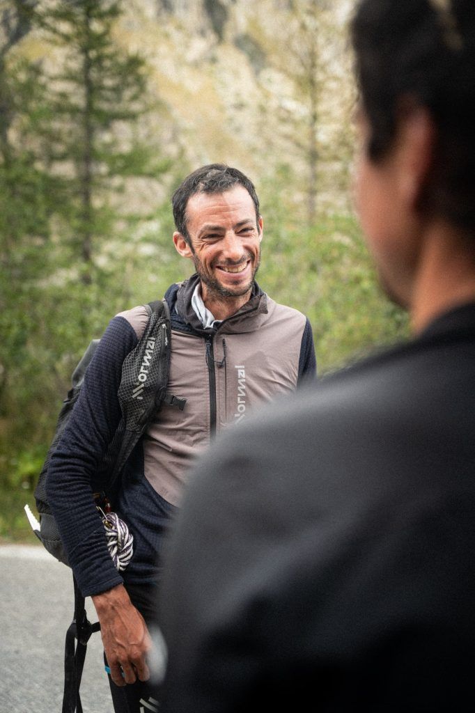 Kilian Jornet lächelt bei einem Zwischenstopp während seines Alpine Connections Projekts.