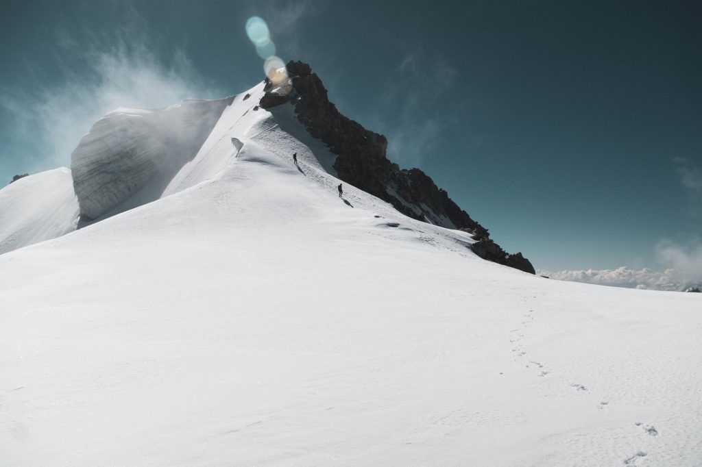 Kilian Jornet erklimmt einen schneebedeckten Grat während Kilian Jornet Alpine Connections.