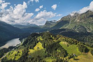 Luftaufnahme des San Bernardino Passes mit grünen Wiesen und Bergen in den San Bernardino Swiss Alps