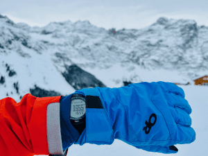 Die Air’n Outdoor Theia Eclipse zeigt die Höhe von 1655 m während einer Skitour im Kanton Uri.