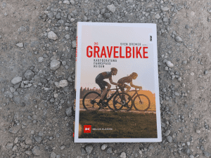 Das Gravelbike Buch mit Titelbild und zwei Bikern auf einer Tour, veröffentlicht von Sven Bremer.