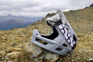 iXS Trigger FF MIPS Test – Helm in camo grau auf Felsen mit Steinböcken im Hintergrund