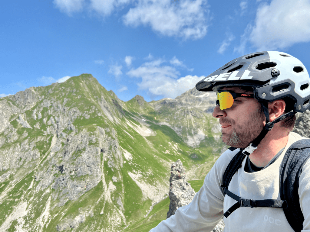 UV-Schutz und weites Sichtfeld der react optray Sonnenbrille beim Mountainbiken