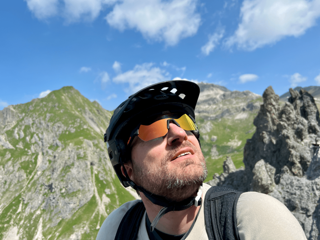 UV-Schutz und weites Sichtfeld der react optray Sonnenbrille beim Mountainbiken
