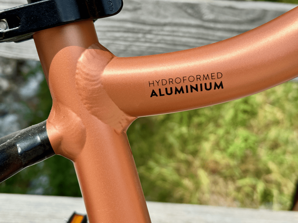 Nahaufnahme des Rahmens vom woom OFF 4, zeigt das hochwertige hydrogeformte Aluminium.