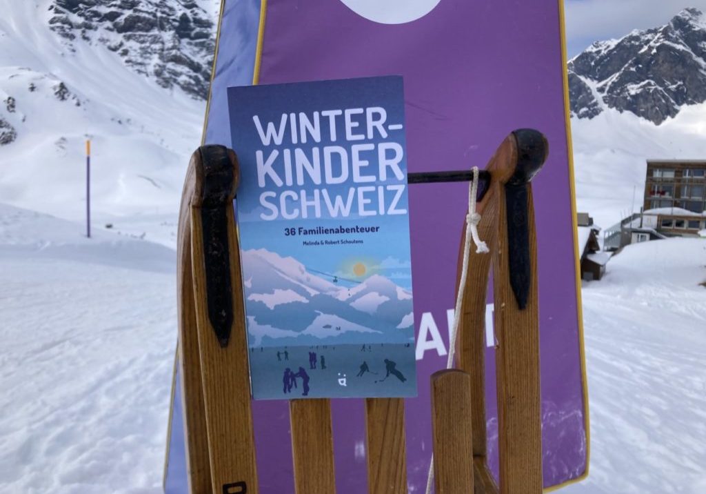 Schlitten im Schweizer Winter mit dem Winterkinder Schweiz Buch