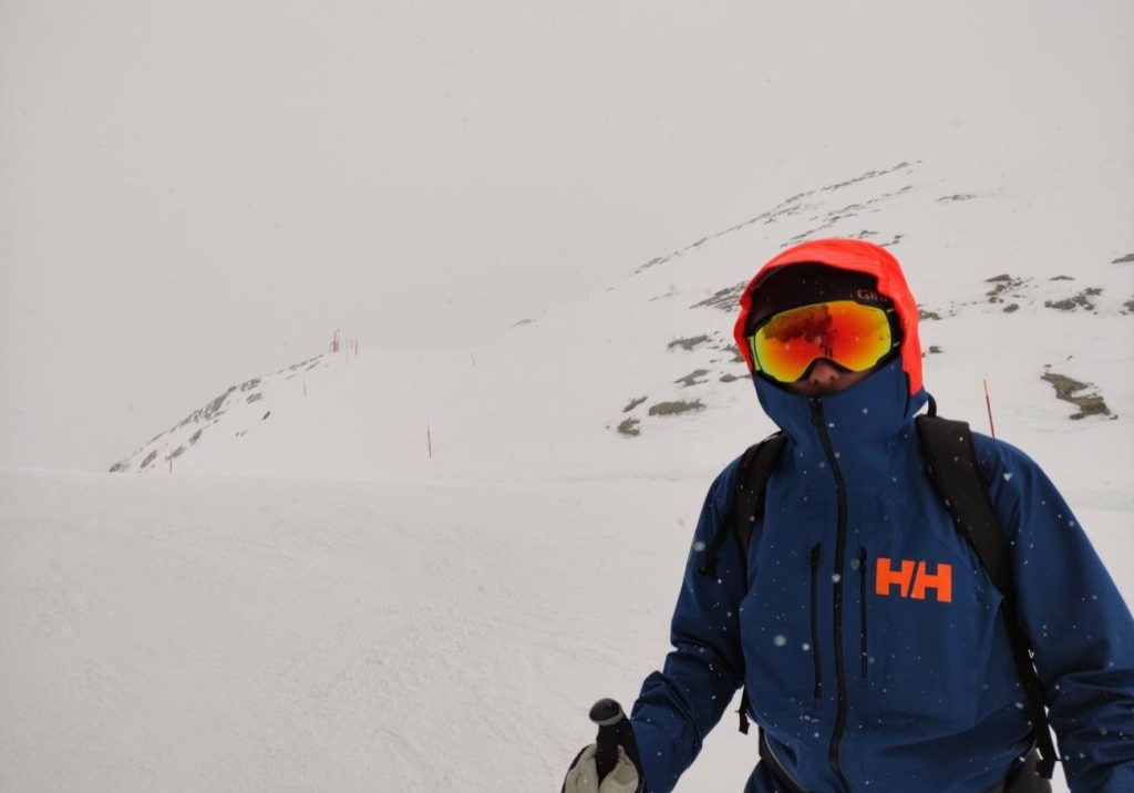 Helly Hansen Men's Elevation Infinity 2.0 Ski Shell Jacket in Aktion beim Freeriden
