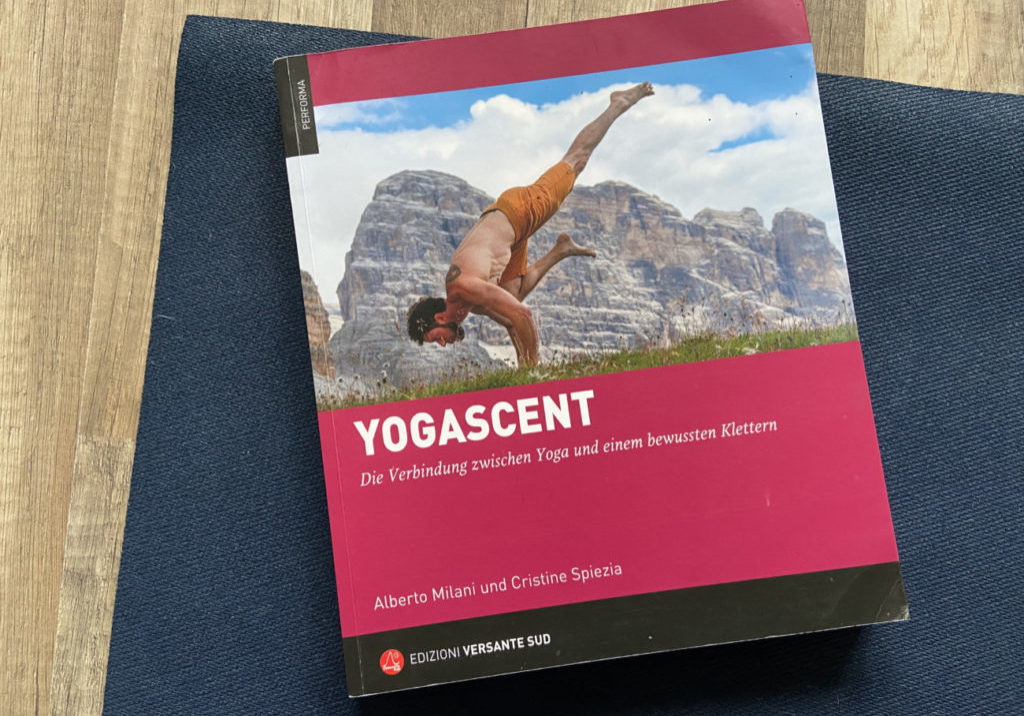 YOGASCENT Buch Cover auf Yogamatte