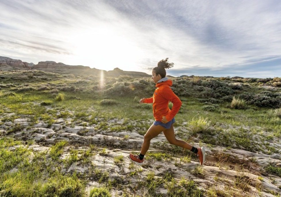 Läuferin auf einem unbefestigten Trail mit Patagonia Trailrunning Shorts