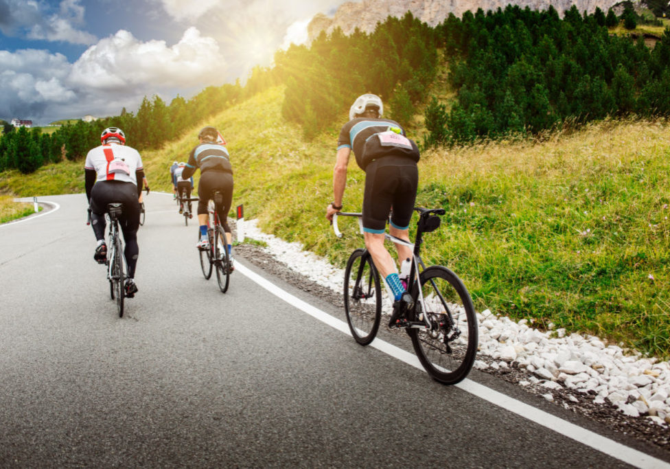 Radfahrer bei einem Radrennen in den Dolomiten