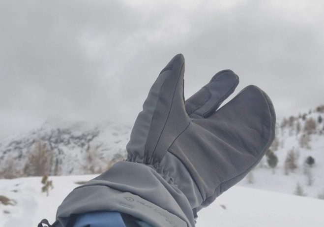 Reusch Discovery GORE-TEX TOUCH-TEC Lobster in Aktion im Schnee