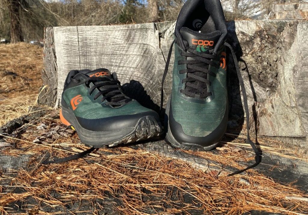 Topo Athletic Ultraventure Pro Schuhe auf einem Waldweg
