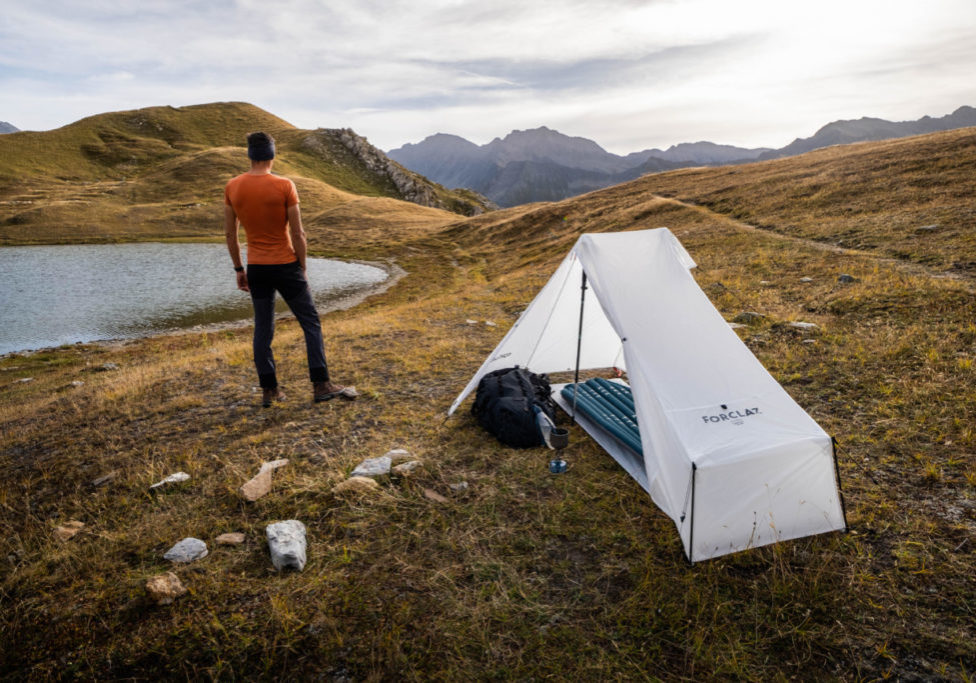 Leichtes FORCLAZ Tarp Tent MT900 aufgebaut in der Natur