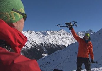 Yves Bühler und Andreas Stoffel im Einsatz mit der Drohne am Jakobshorn